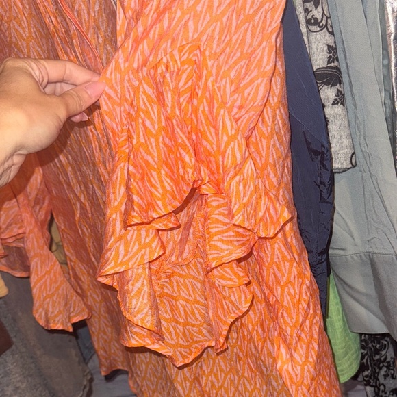 Vince Camuto • NWT Women's Orange & Pink  Ruffle Sleeve Top - Picture 4 of 5